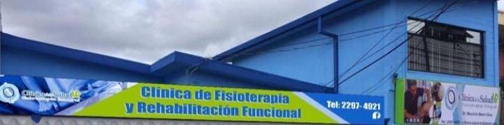 La fachada azul de la clínica, con el rótulo «Clínica de Fisioterapia y Rehabilitación Funcional».